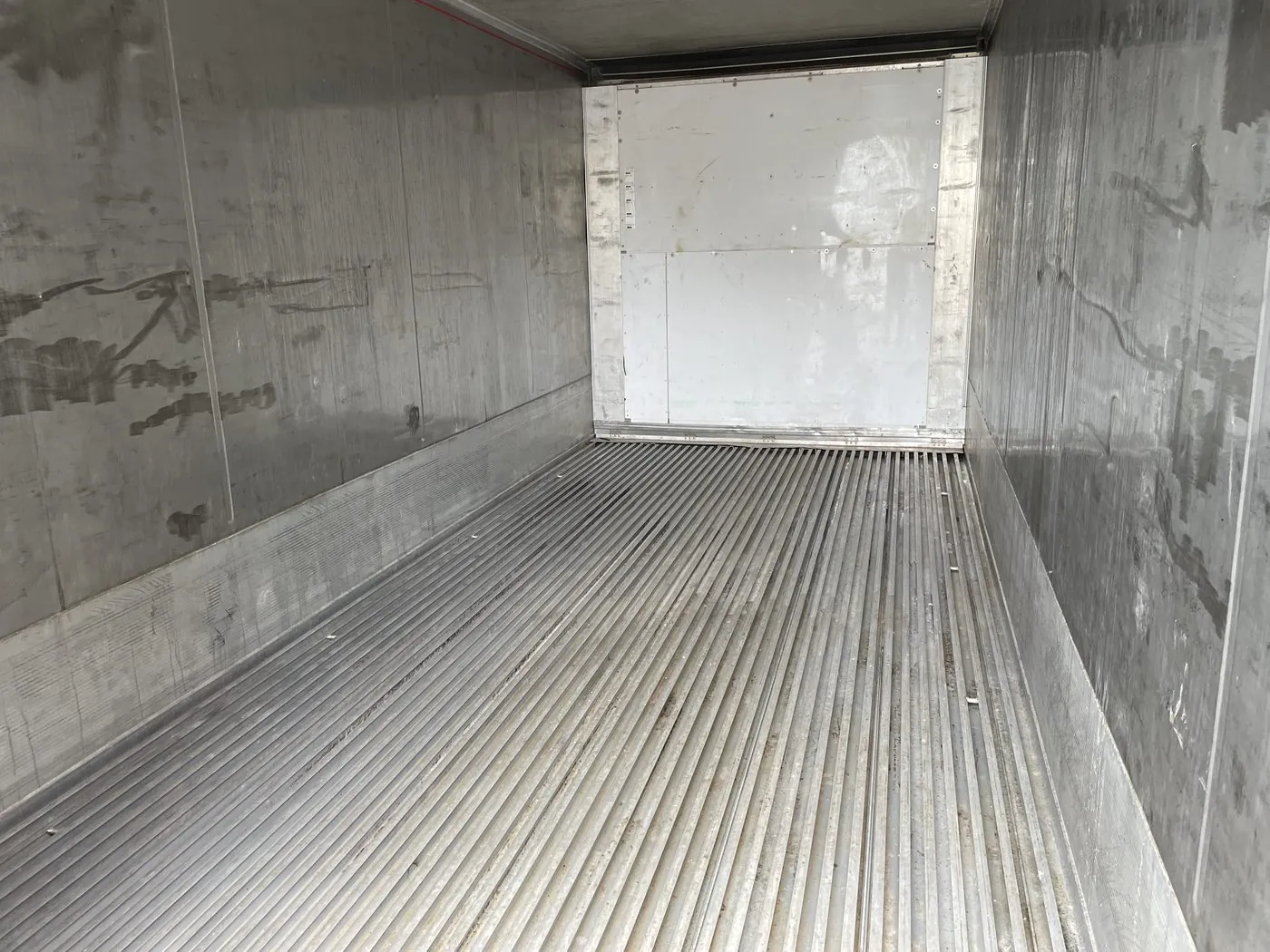 Refrigerated container — doors